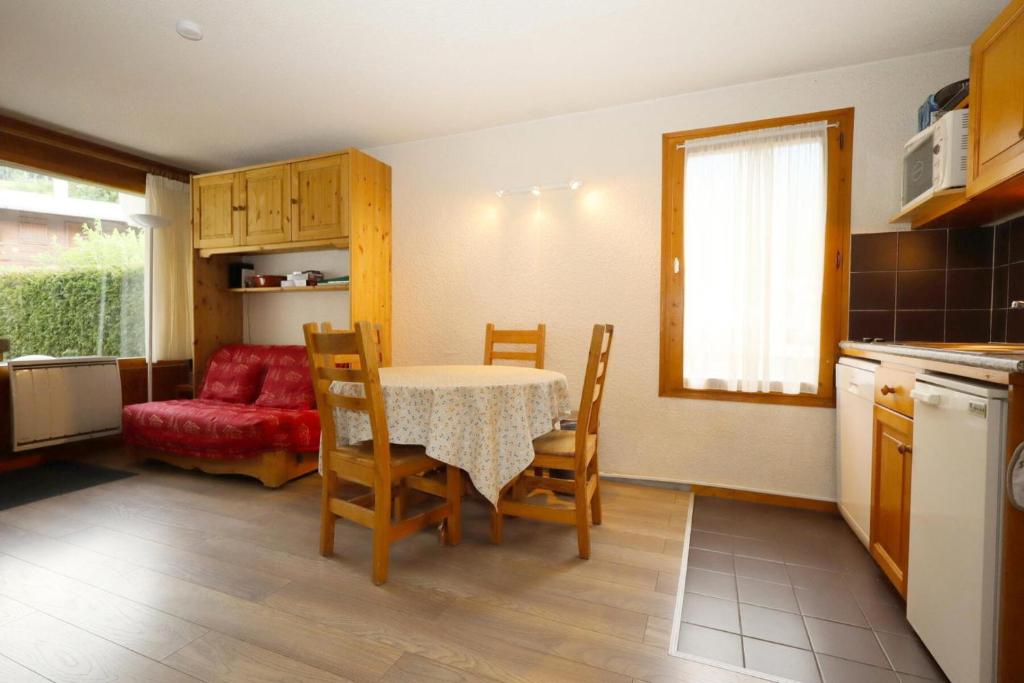 une cuisine et une salle à manger avec une table et des chaises dans l'établissement Résidence Le Prarion 2 C - Prarion 2 Bât A MAE-6413, aux Houches