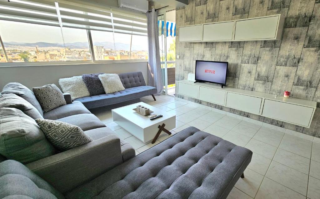 アテネにあるPanorama house near Teleperformanceのソファ2つとテレビのあるリビングルーム