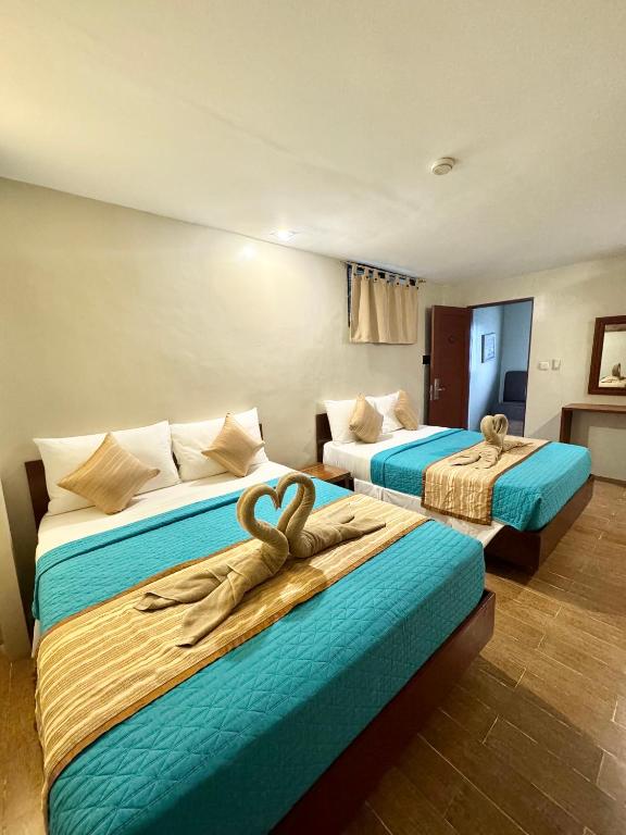 Postel nebo postele na pokoji v ubytování White Beach Suites Boracay