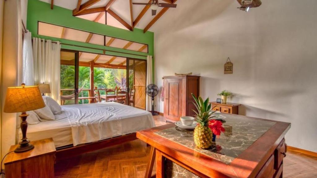 um quarto com uma cama e uma mesa com um ananás em Casa jessica em Hone Creek