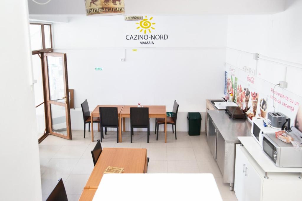 Kuchyň nebo kuchyňský kout v ubytování Hostel Cazino Nord Rooms