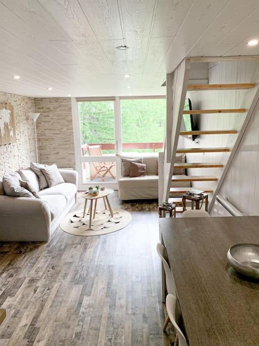 un salon avec un canapé et une table dans l'établissement Duplex T3 6,8 pers Vue sur les pistes Isola 2000, à Isola