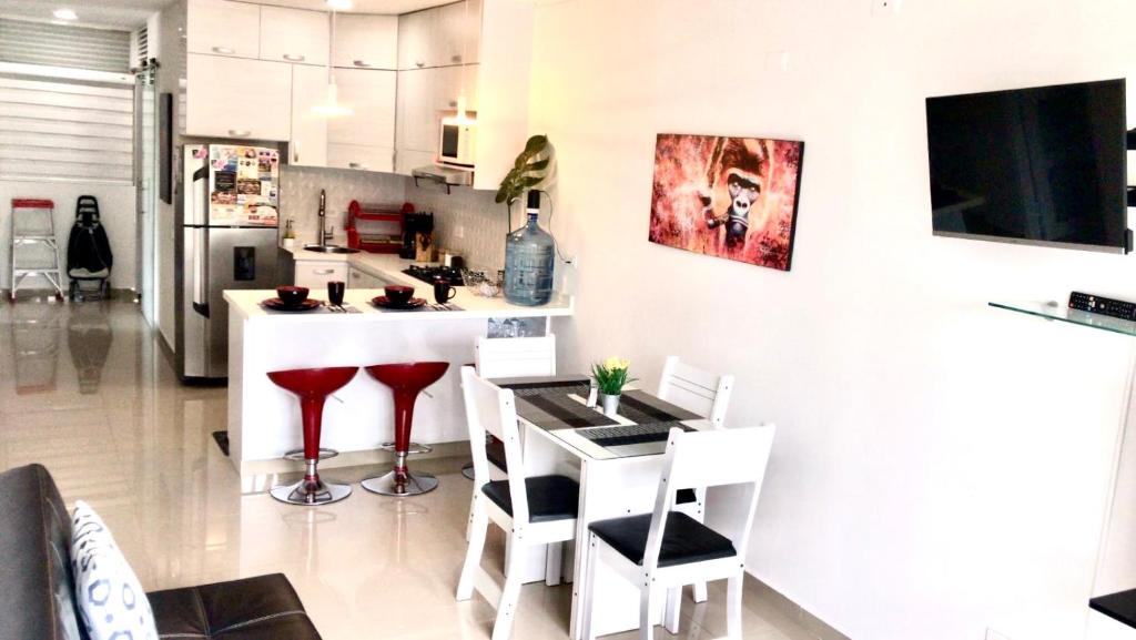 Televiisor ja/või meelelahutuskeskus majutusasutuses Modern & Charming Apartments, Apartamentos Modernos y Encantadores & Near Major Clinics CQB, Imbanaco, Tequendama, San Fernando