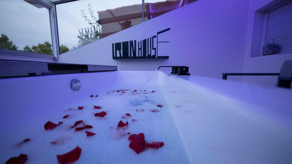 Gallery Detail: Iron House Penthouse With Bathtub In Golden Mile Roman Bridge