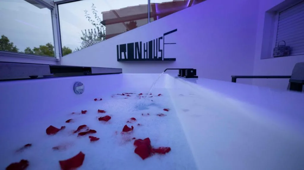 Iron House - Penthouse with Bathtub in Golden Mile & Roman Bridge