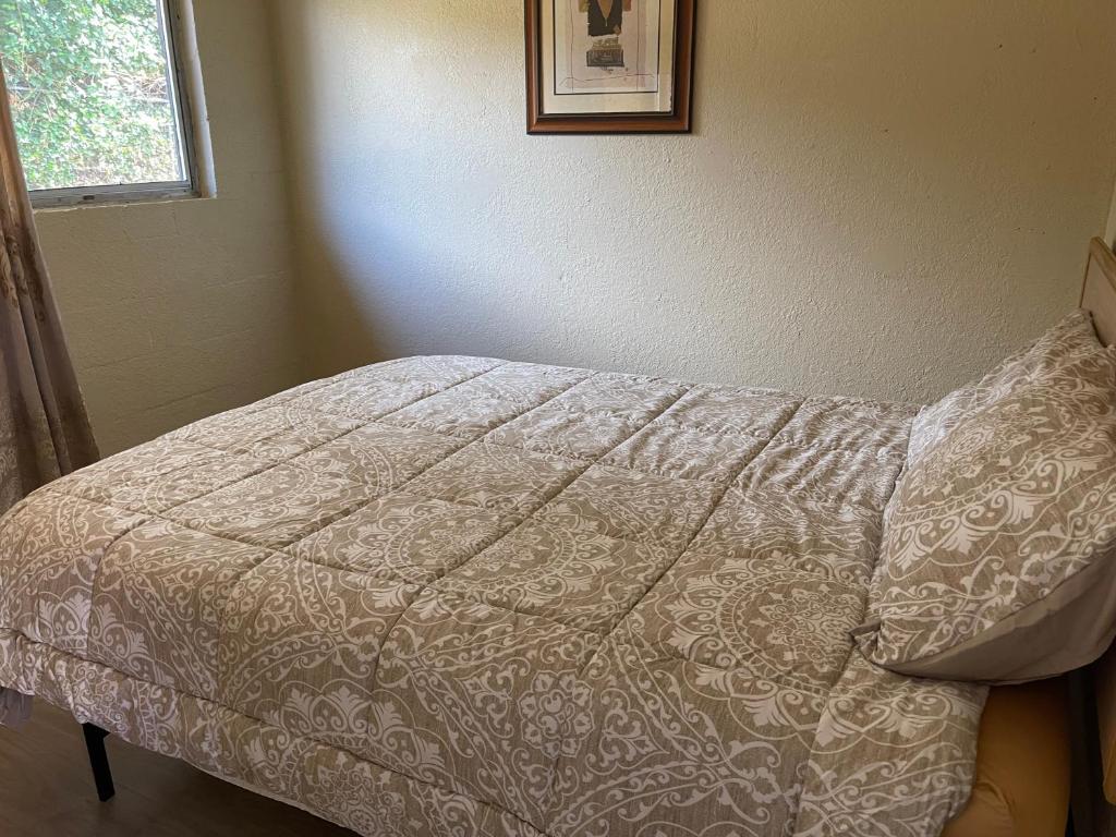 Postel nebo postele na pokoji v ubytování Legend Motel