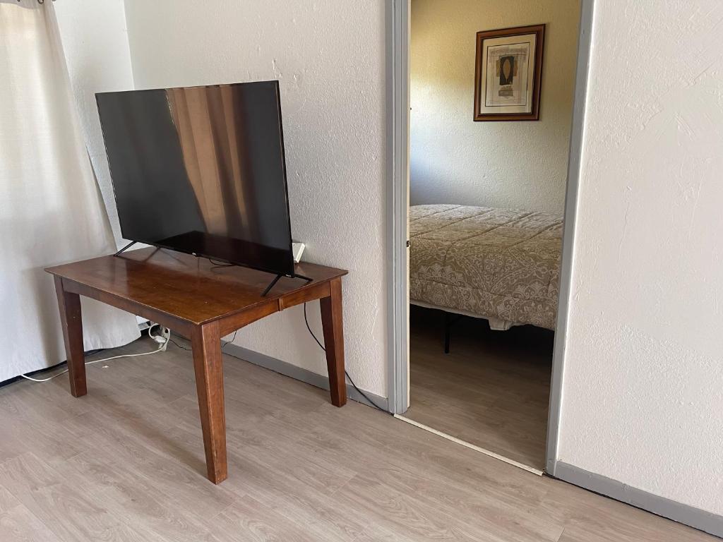 TV a/nebo společenská místnost v ubytování Legend Motel