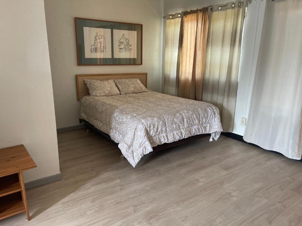 Postel nebo postele na pokoji v ubytování Legend Motel