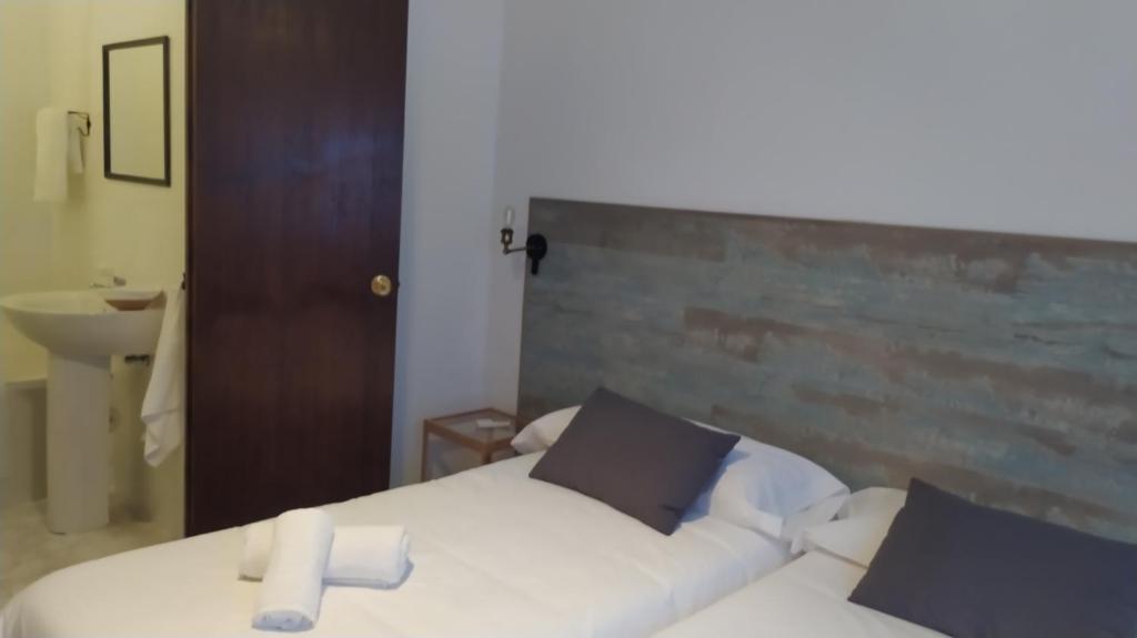 Postel nebo postele na pokoji v ubytování Hostal El Pinar