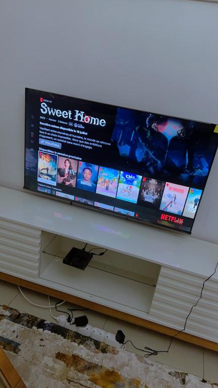 Televiisor ja/või meelelahutuskeskus majutusasutuses Caleb home