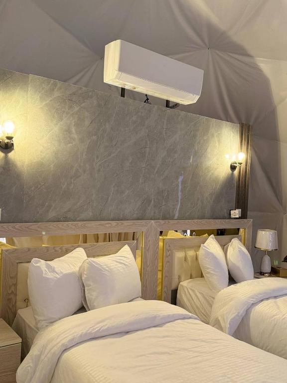 Postel nebo postele na pokoji v ubytování Nada luxury camp