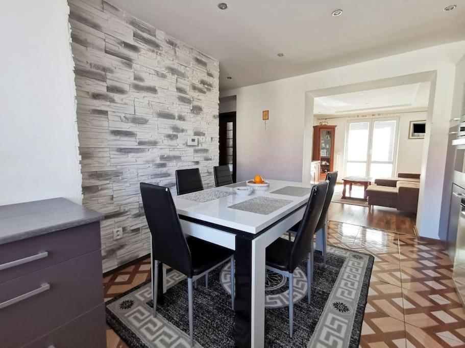 una cucina e una sala da pranzo con tavolo e sedie di Apartmán v Centre mesta a Prešov