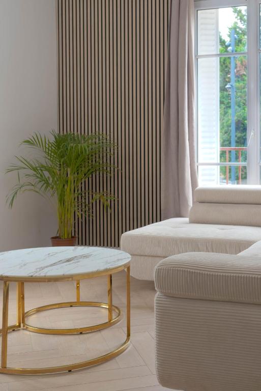 un salon avec une table basse et un canapé dans l'établissement Fourside Deluxe Apartments in Le Bourget, au Bourget