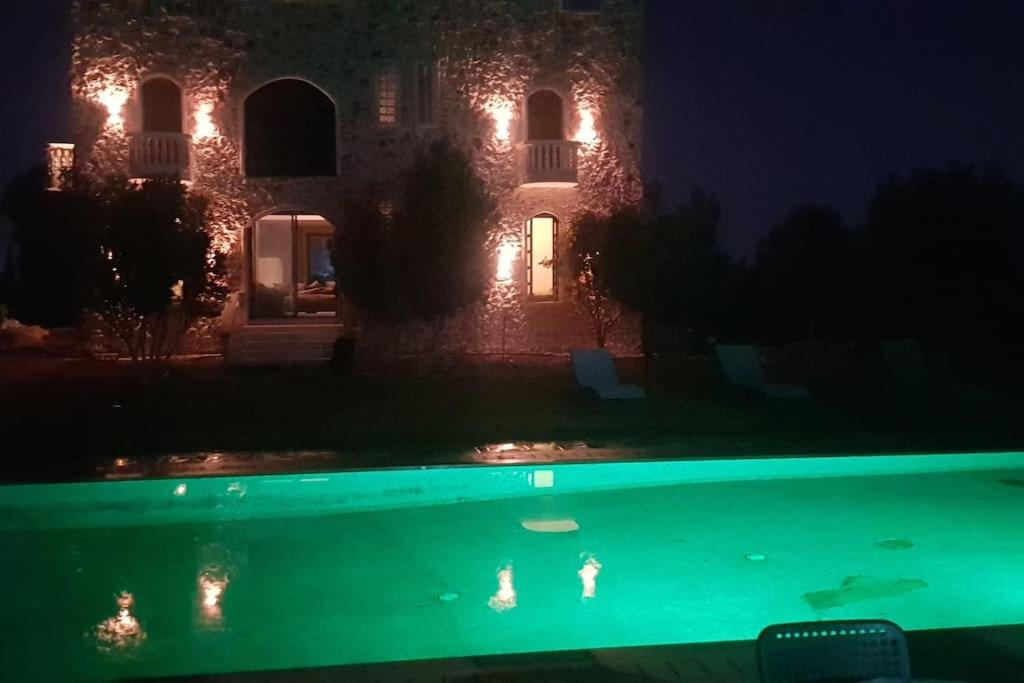 Swimming pool sa o malapit sa Gîte ferme avec piscine privée
