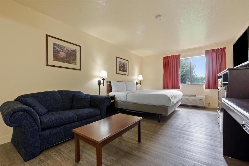 Postel nebo postele na pokoji v ubytování Quincy INN and Suites