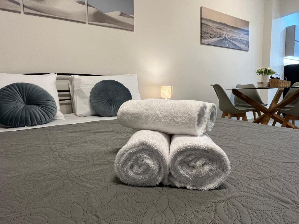 Voodi või voodid majutusasutuse Irene Beach Front Luxury Suite toas