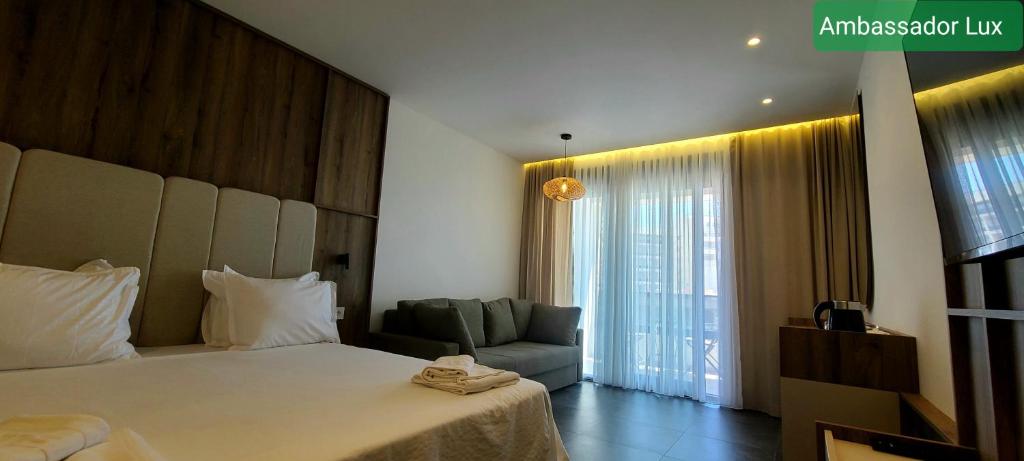 Posteľ alebo postele v izbe v ubytovaní Ambassador & Ambassador Lux Apartments