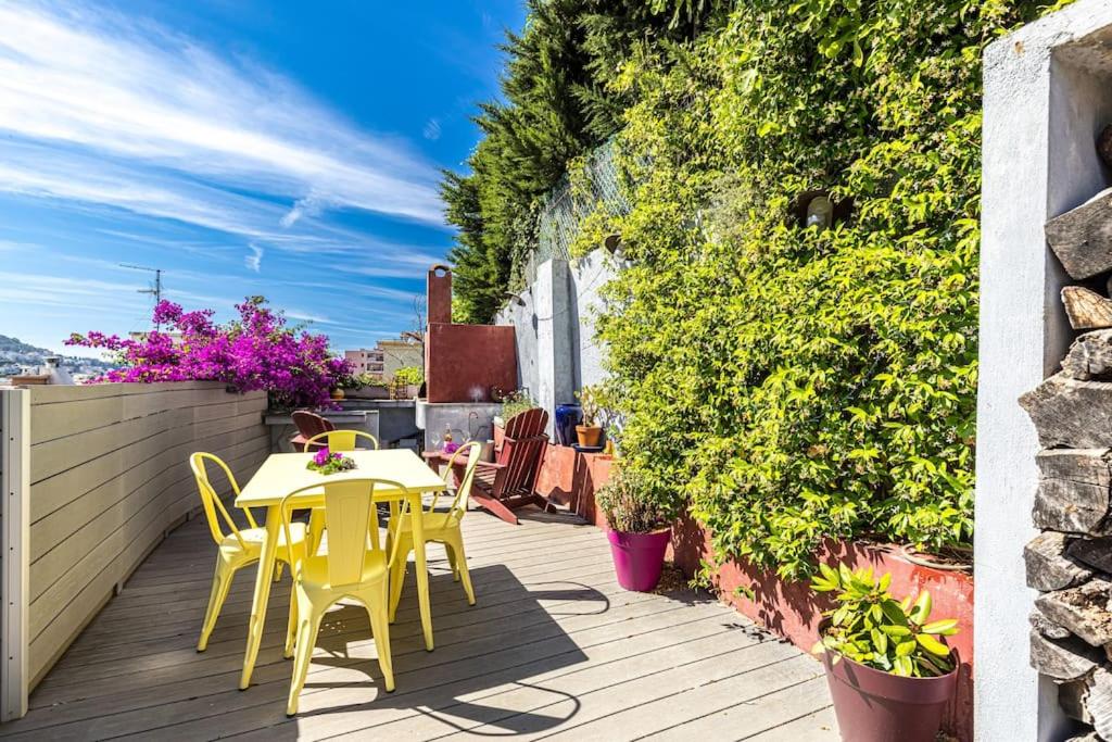 une table et des chaises jaunes sur une terrasse en bois dans l'établissement PENTHOUSE 2Bedroms 6pax- Views 45m2 Terrace, à Nice