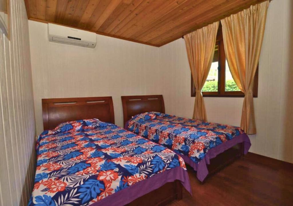 Postel nebo postele na pokoji v ubytování Moorea Golf Lodge