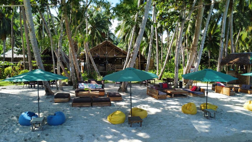 Un jardín fuera de Prince John Beachfront Eco Bungalows and Restaurant