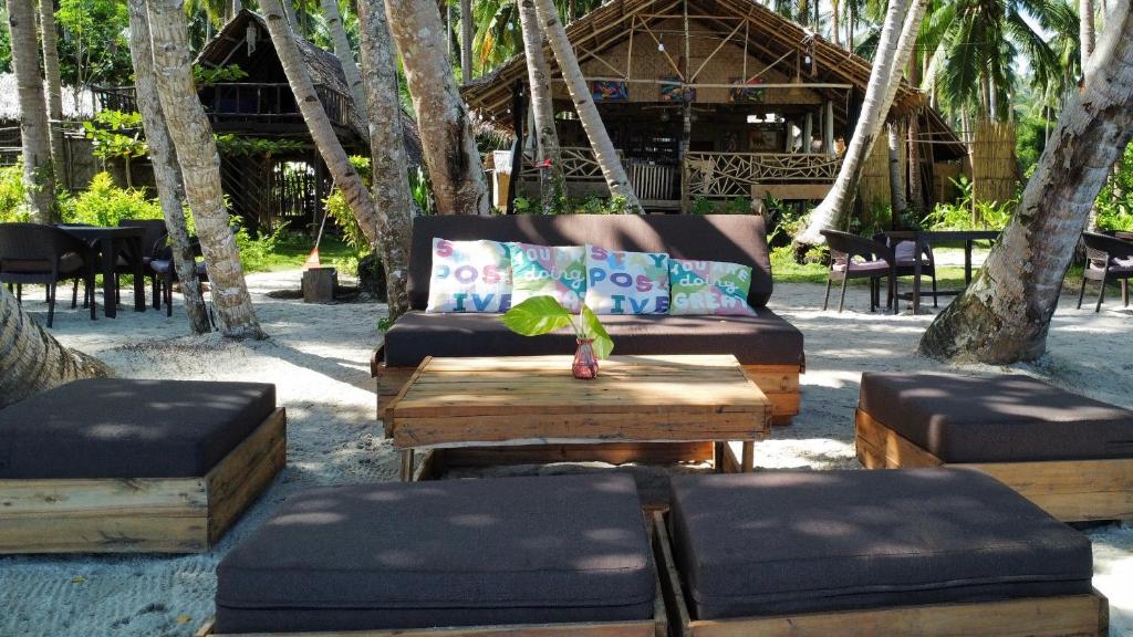 Un jardín fuera de Prince John Beachfront Eco Bungalows and Restaurant
