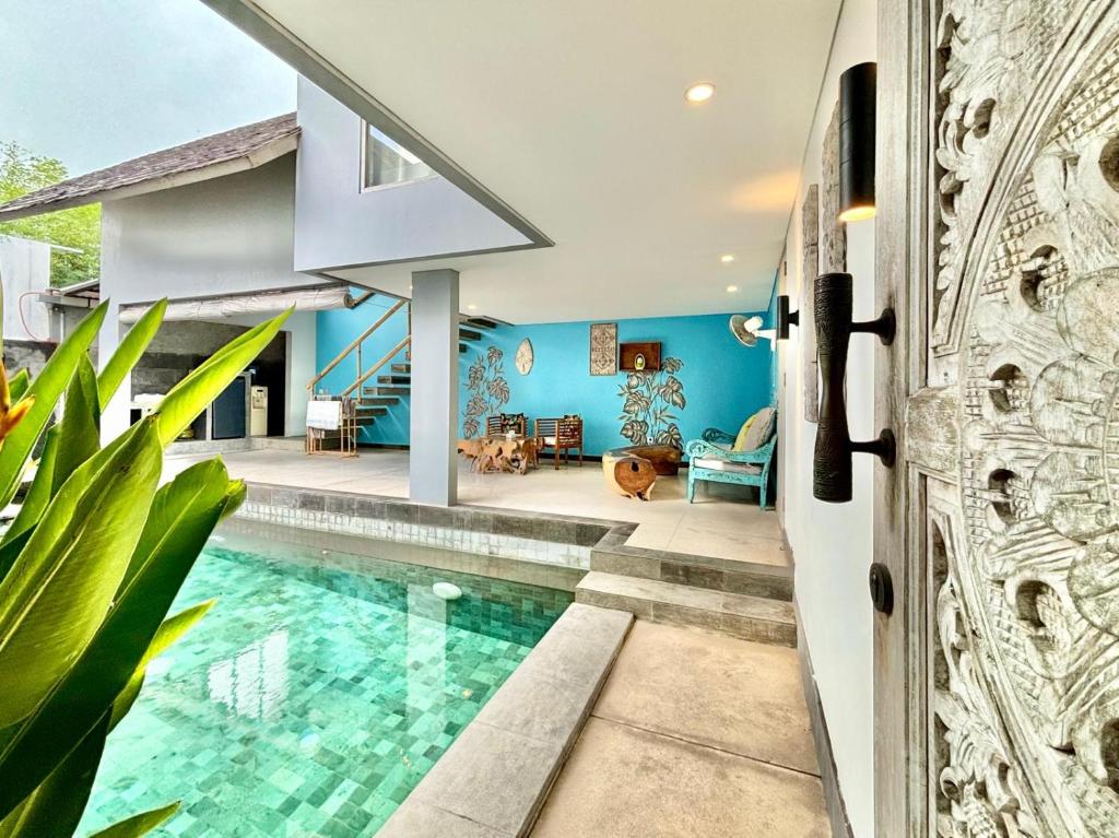 ein Haus mit einem Pool und einem Haus in der Unterkunft The Loft Villas Echo in Canggu
