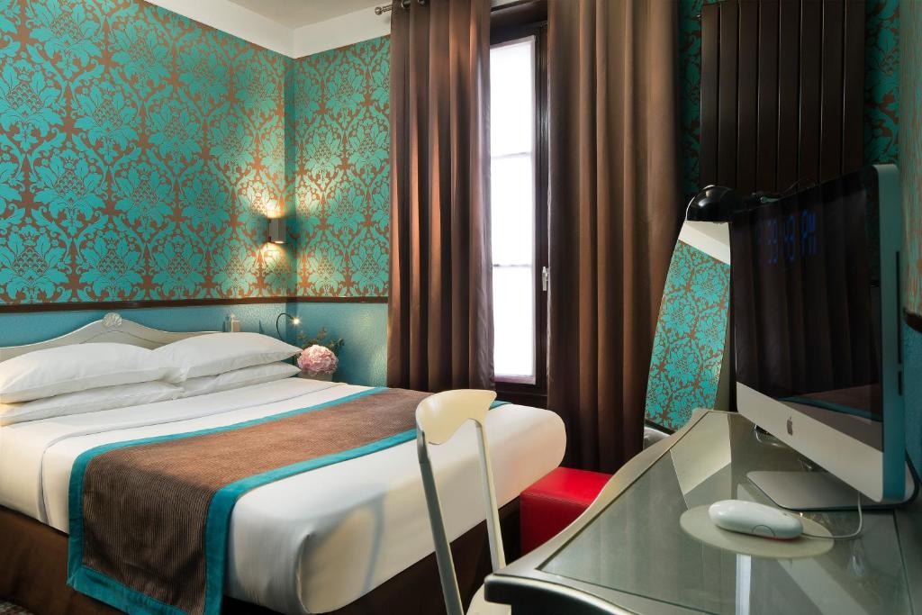 パリにあるホテル デザイン ソルボンヌのベッドルーム1室(ベッド1台、デスク、テレビ付)
