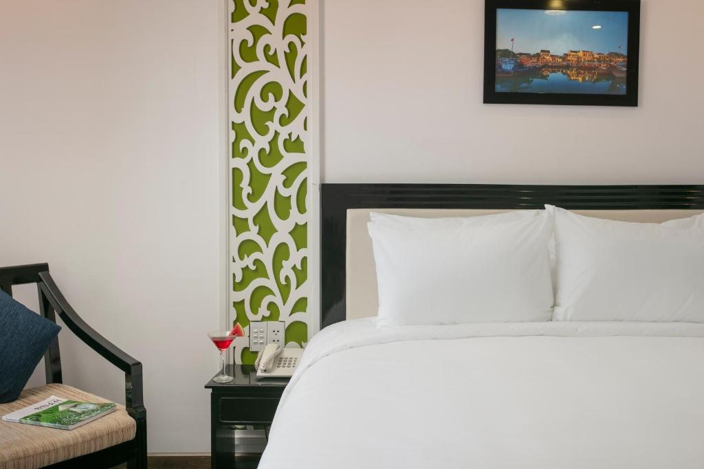 Postel nebo postele na pokoji v ubytování Hoi An Rose Garden Hotel