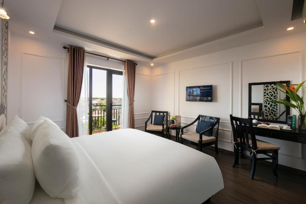 TV a/nebo společenská místnost v ubytování Hoi An Rose Garden Hotel