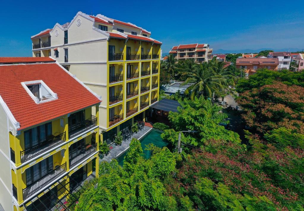 Hồ bơi ngoài trời nằm giữa khuôn viên khách sạn, mang đến khoảng nghỉ thư thái sau hành trình đi bộ hoặc đạp xe khám phá Hội An.