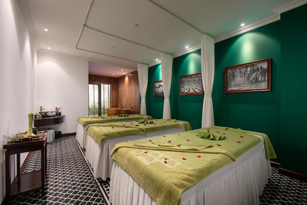 Không gian Rosara Spa mang đến những phút giây thư giãn nhẹ nhàng, phù hợp để phục hồi cơ thể sau nhiều giờ tham quan và vận động.