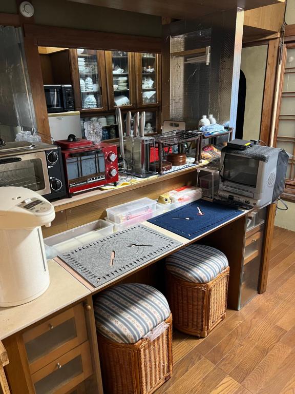 直島町にある一日限定一組の古民家の宿なんでもんのキッチン(電子レンジ、コンロ付きのカウンター付)