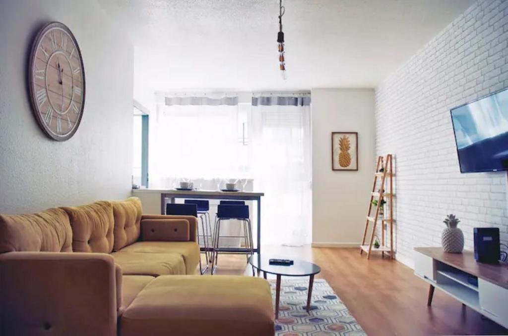 un salon avec un canapé et une table dans l'établissement L'escale 67, à Strasbourg