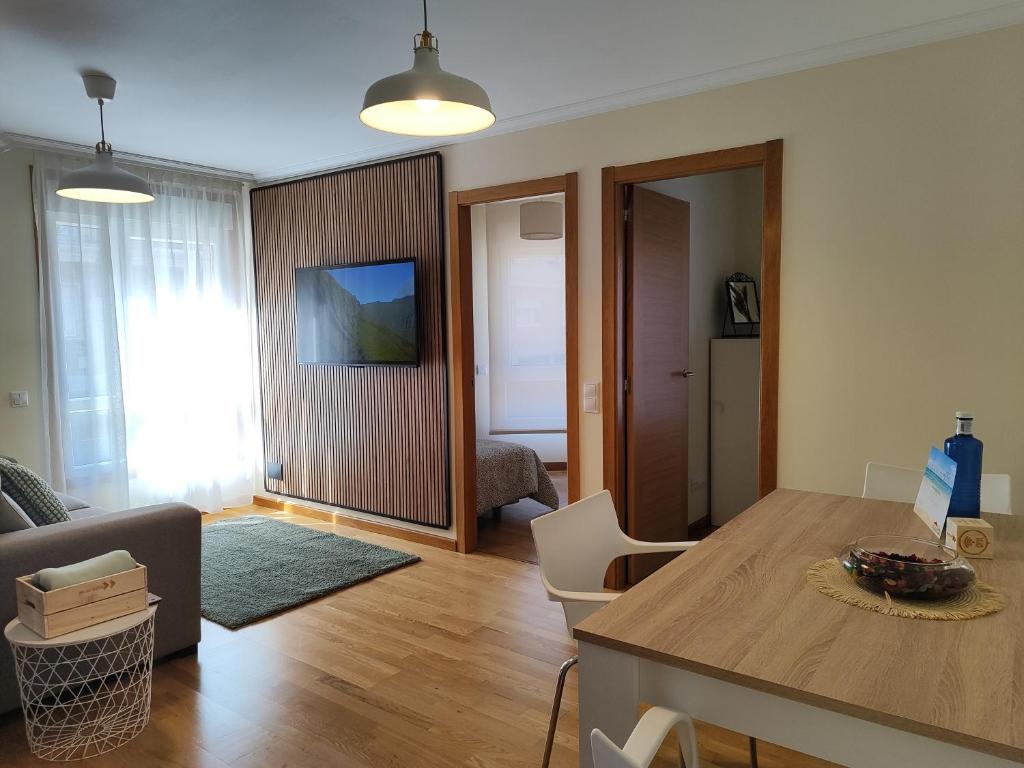Μια τηλεόραση ή/και κέντρο ψυχαγωγίας στο Melide Suites By OL
