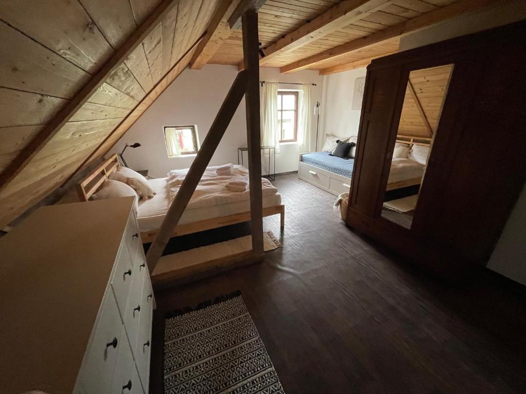 Letto o letti in una camera di Chalupa U Fílů