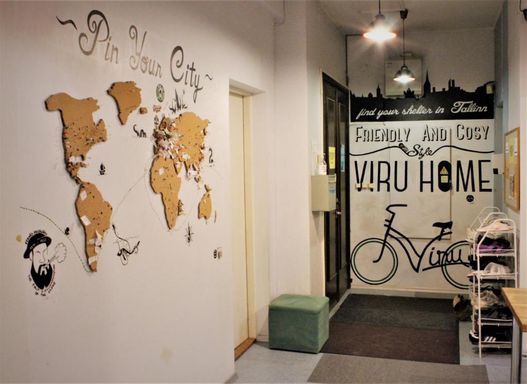 una habitación con un mapa del mundo en la pared en Viru Backpackers Hostel, en Tallin