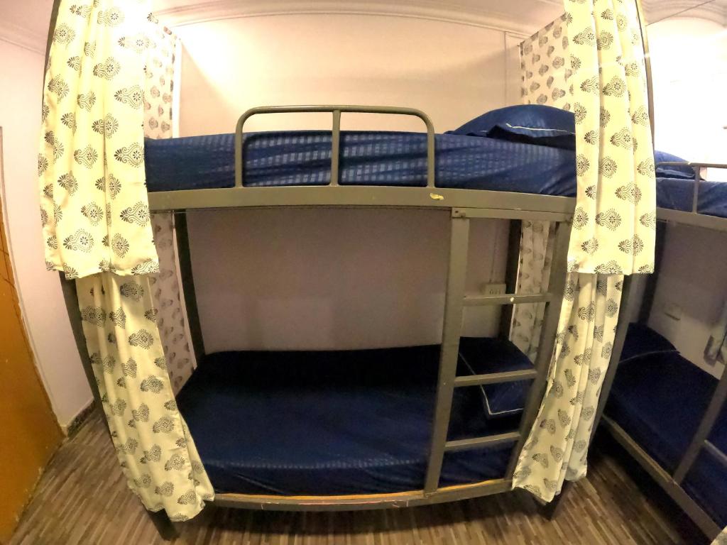 Palanda nebo palandy na pokoji v ubytování Nomadic Hostel