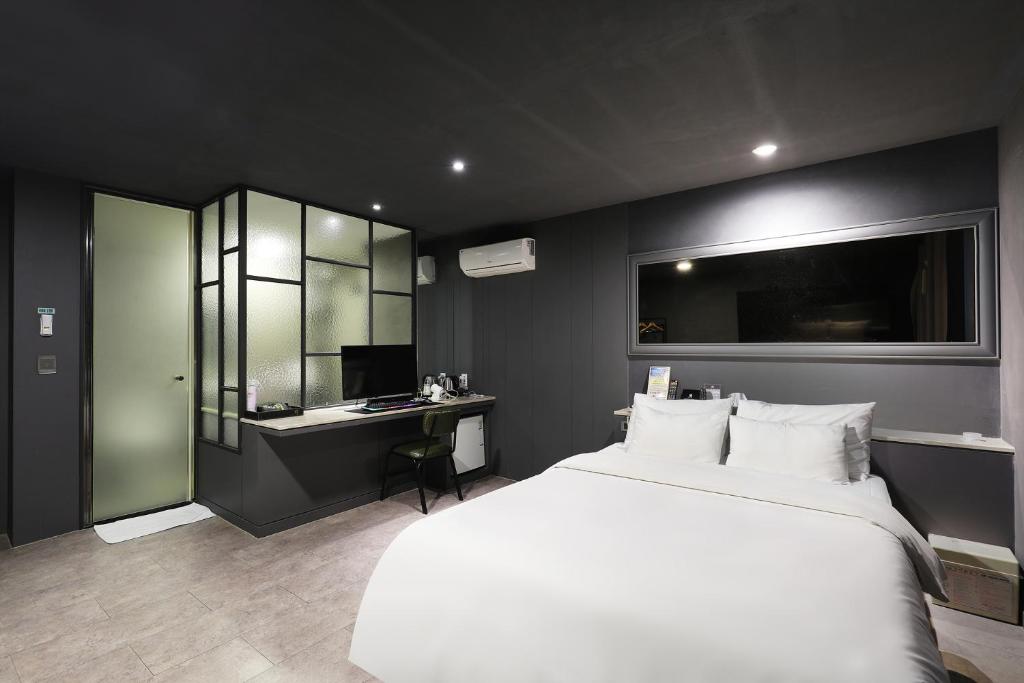 Postel nebo postele na pokoji v ubytování Pyeongtaek Moon Hotel