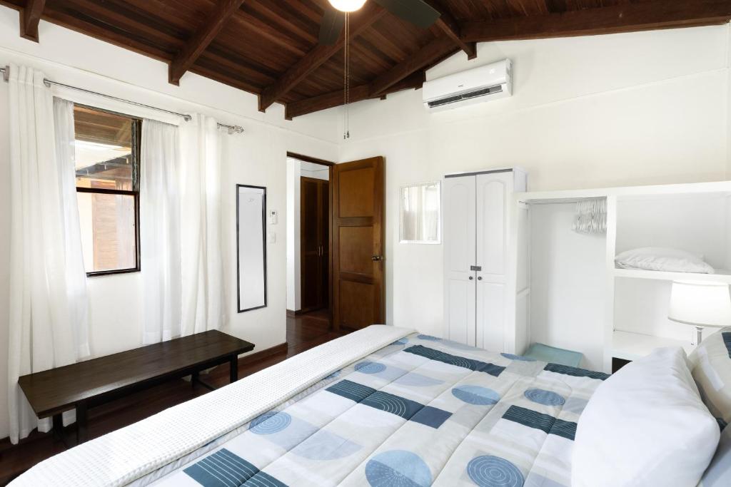 Кровать или кровати в номере Angels Sol Villa Hermosa 2b2b European Villa
