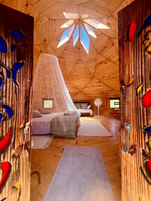 Cette chambre comprend un lit dans une cabane en bois. dans l'établissement La bulle de sérénité, à Six-Fours-les-Plages