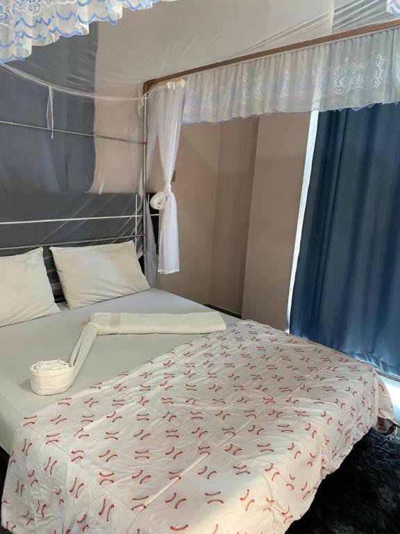 Postel nebo postele na pokoji v ubytování Javelin Hotel , Kampala, Uganda