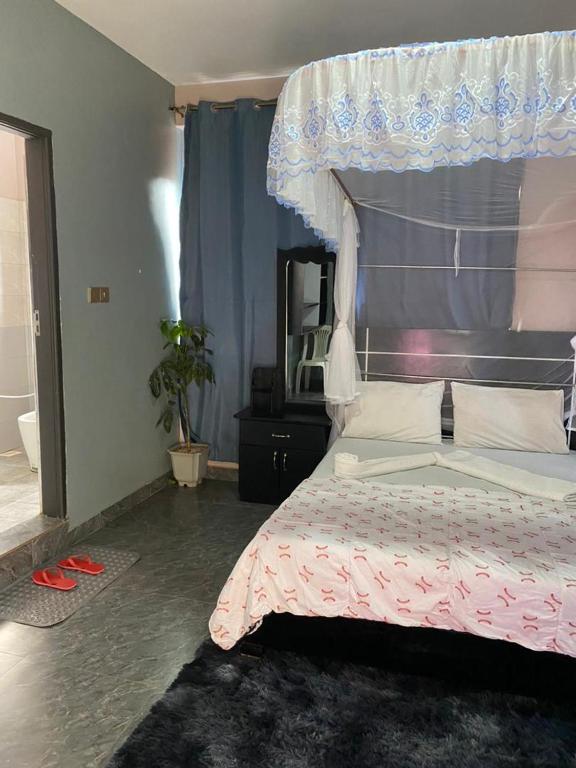 Postel nebo postele na pokoji v ubytování Javelin Hotel , Kampala, Uganda