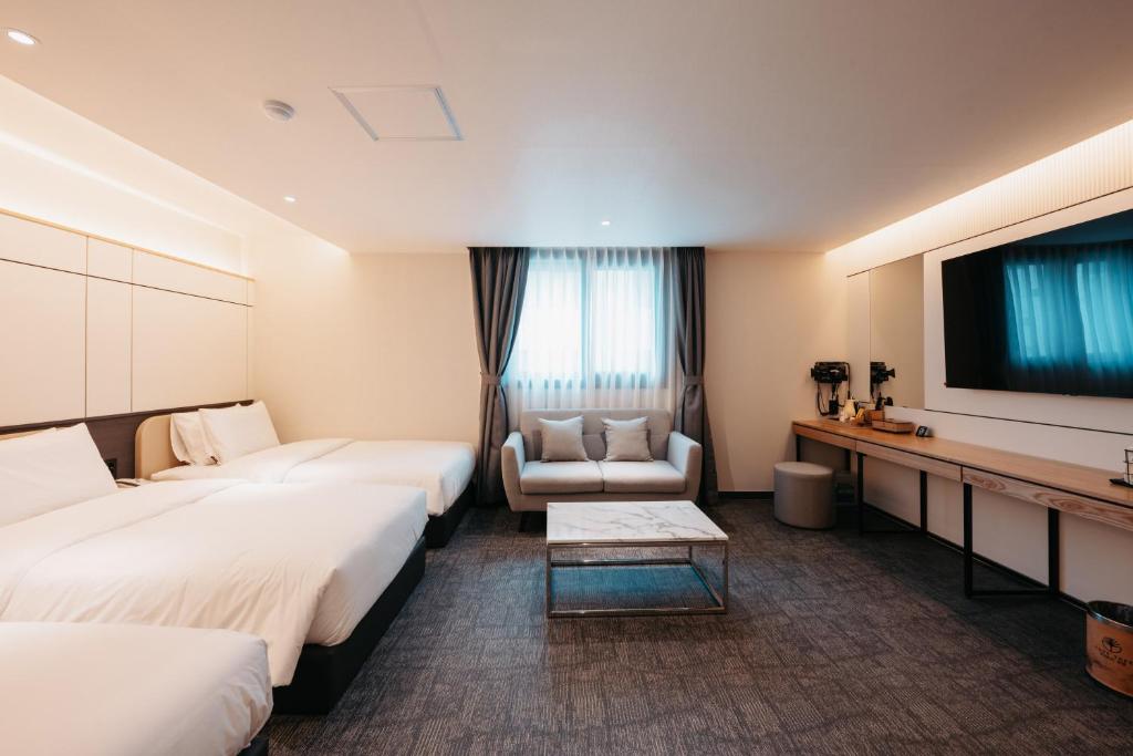 Postel nebo postele na pokoji v ubytování Cozy Tree Hotel Seomyeon