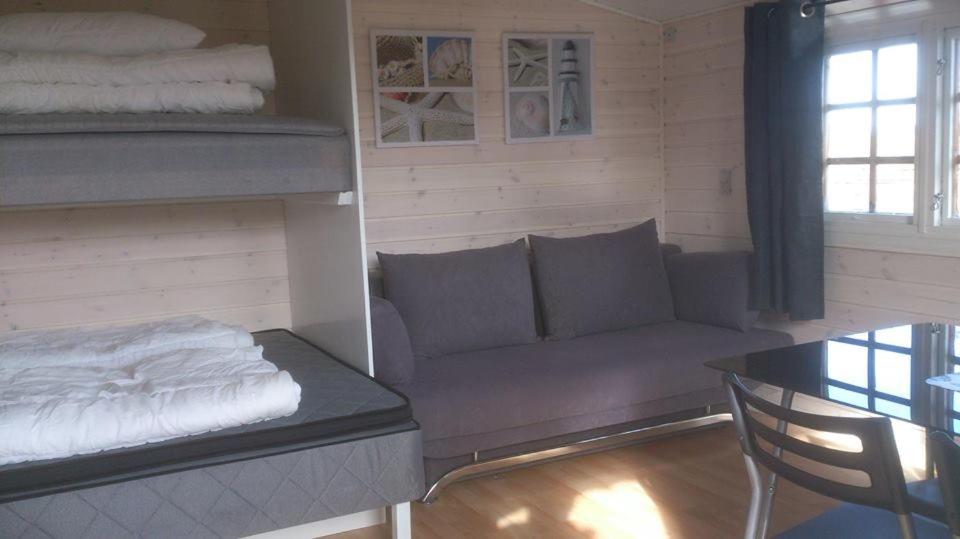 Postel nebo postele na pokoji v ubytování Tornby Strand Camping Cottages