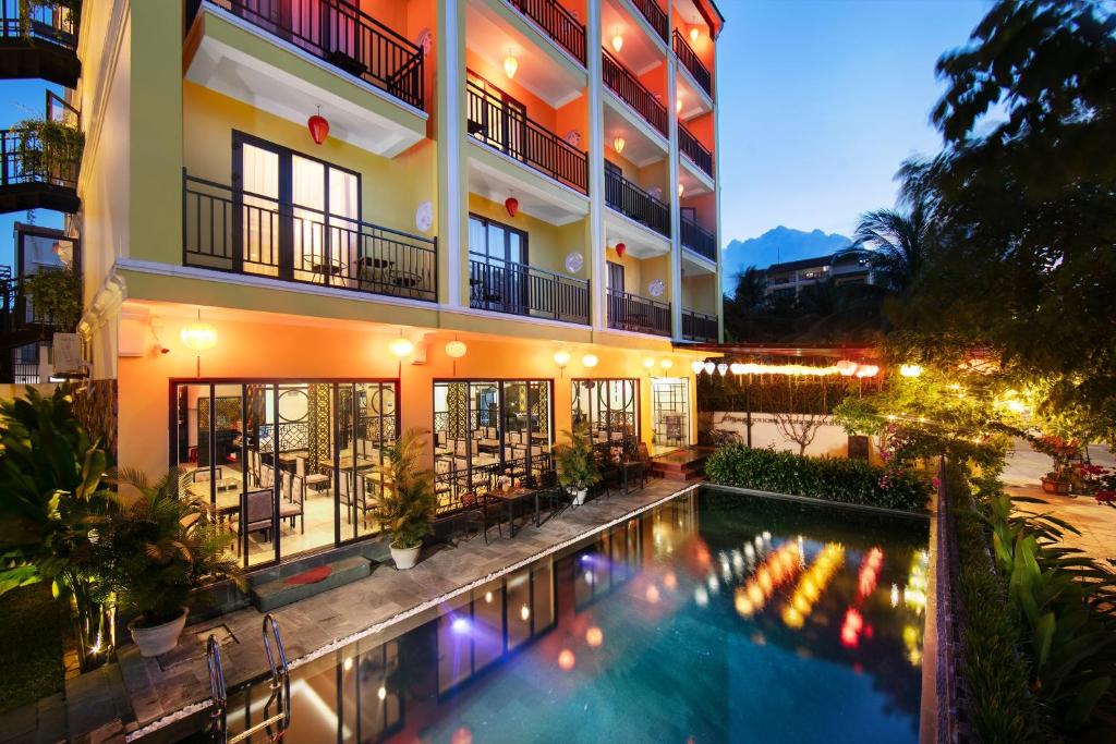 Hoi An Golden Palm Villa nổi bật với kiến trúc sáng màu, ban công thoáng và không gian lưu trú gần trung tâm Hội An. Nơi nghỉ phù hợp với du khách muốn dễ dàng khám phá phố cổ nhưng vẫn có khoảng nghỉ tương đối riêng tư.