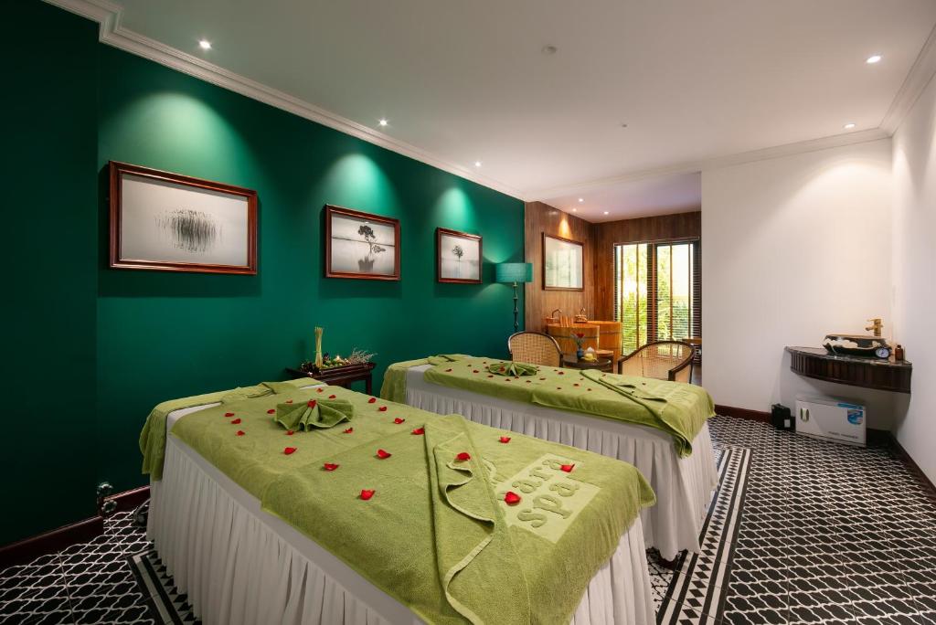 Không gian spa mang đến những phút giây thư giãn nhẹ nhàng với liệu trình chăm sóc cơ thể, giúp du khách phục hồi năng lượng sau một ngày khám phá Hội An.