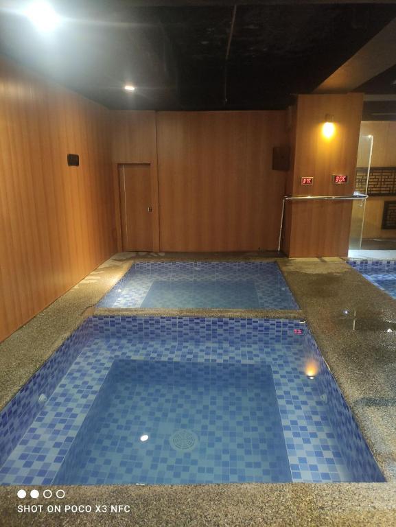 Bazén v ubytování Jjimjbang hotel spa nebo v jeho okolí