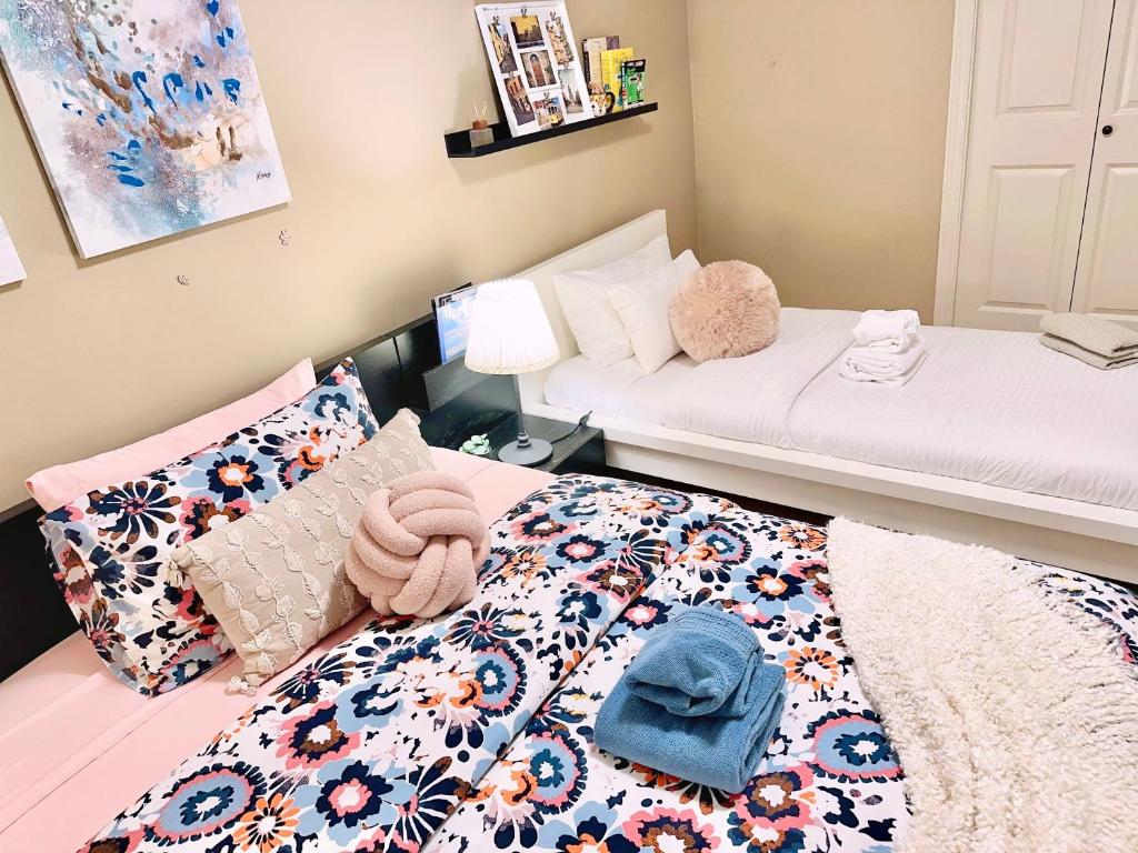 Postel nebo postele na pokoji v ubytování Scorpion Hiuse Langley -ROOM A