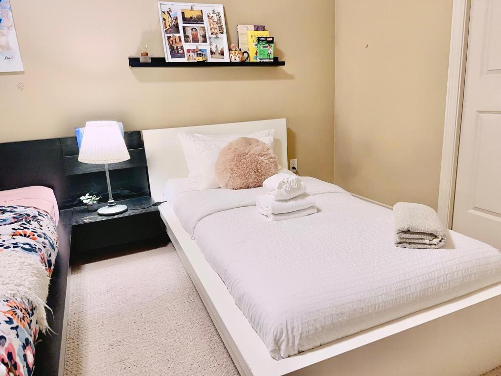 Postel nebo postele na pokoji v ubytování Scorpion Hiuse Langley -ROOM A