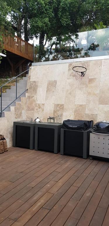 un panier de basket extérieur et un panier de basket hoopfficient dans l'établissement Villa Floralies, à Vidauban